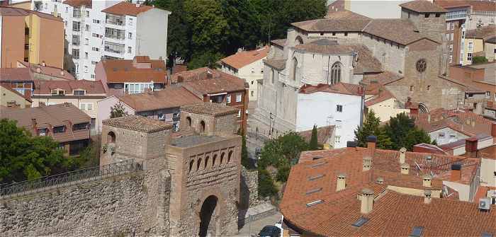 L'Arc San Esteban  Burgos et  droite l'glise San Gil