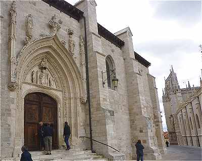 L'glise San Nicolas  Burgos,  droite une partie de la cathdrale