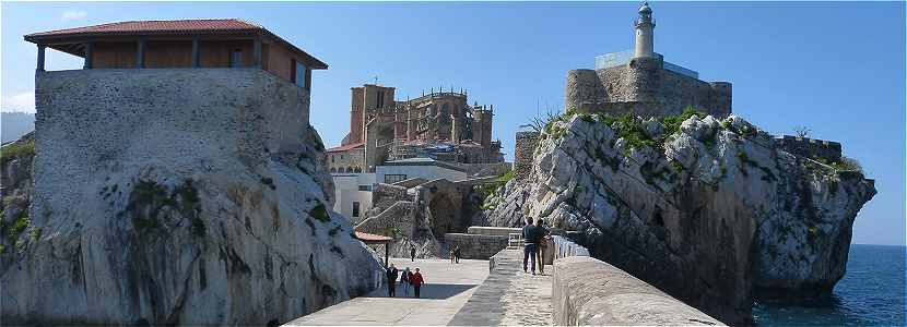 Panorama sur l'Ermitage de Castro-Urdiales, l'glise de Santa Maria et  droite le chteau-fort avec le phare