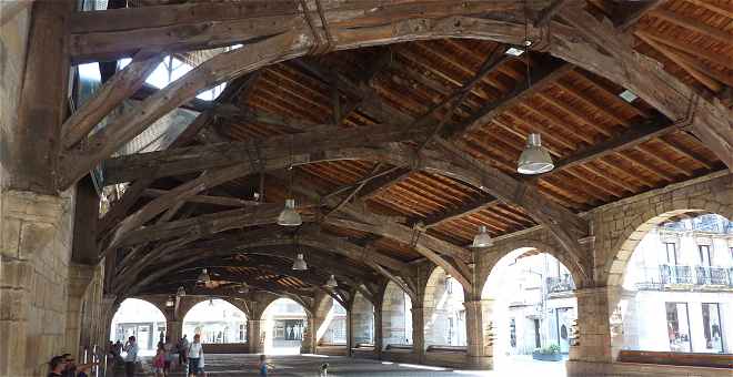 La Halle accole  la basilique Santa Maria de Durango