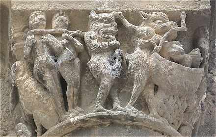 Palacio de los Reyes  Estella: Femme tire par les dmons dans le chaudron de l'enfer