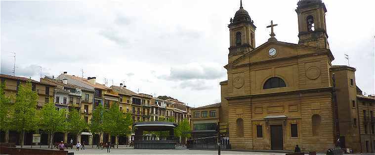 Plaza de los Fueros et glise San Juan Bautista  Estella