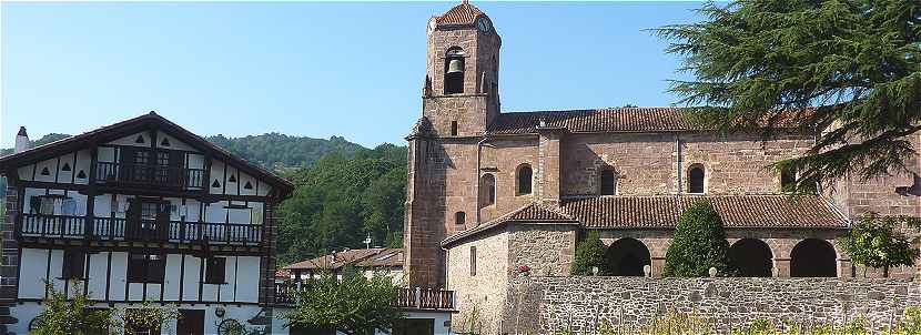 Vue du centre de Etxalar avec l'glise de l'Asuncion