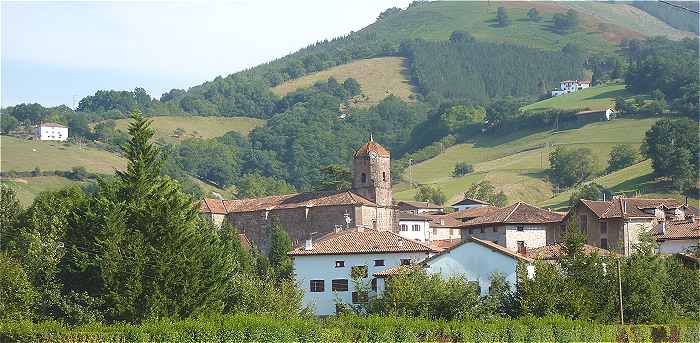 Panorama sur Etxalar avec l'glise de l'Asuncion