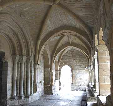 Vue intrieure de la galerie de l'glise de Gazolaz