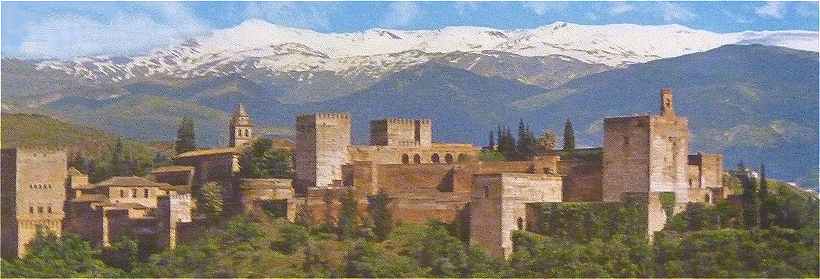 L'Alhambra de Grenade,  l'arrire-plan, la Sierra Nevada