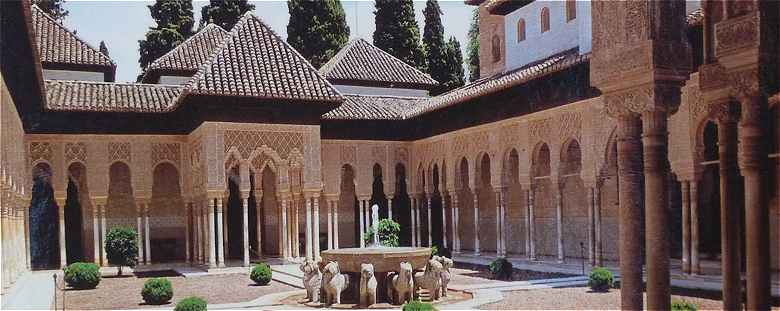 La Cour des Lions dans l'Alhambra de Grenade