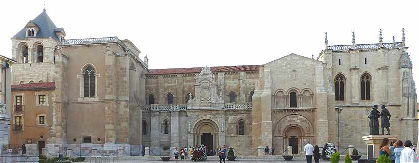 Plaza San Isidoro et faade Sud de la Collgiale San Isidoro