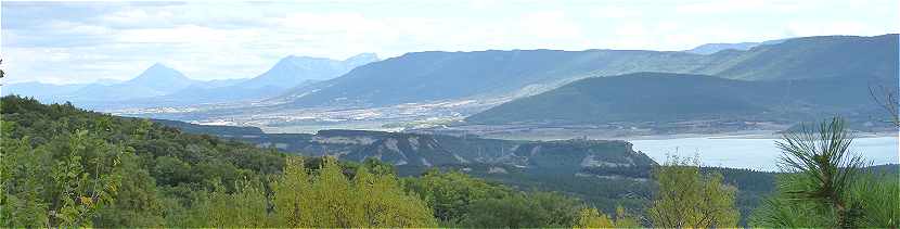 Panorama vu du Monastre San Salvador de Leyre: Valle de l'Aragon et Embalse de Yesa