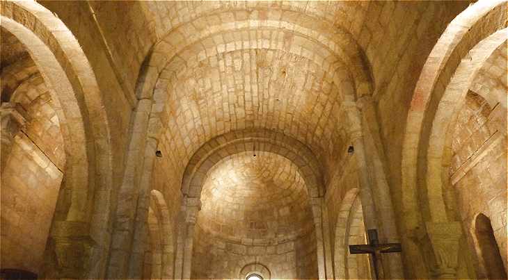 Chevet Roman de San Salvador de Leyre vu de l'intrieur, au centre l'abside principale