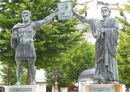 Statues d'Empereurs Romains sur la Praza Maior  Lugo