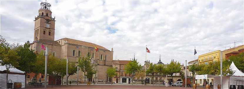 La Plaza Mayor avec  gauche la Collgiale San Antolin et  droite la Casa Consistoriales  Medina del Campo