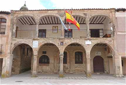 L'Ayuntamiento sur la Plaza Mayor  Medinaceli