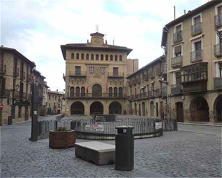 Plaza Carlos III et l'Ayuntamiento  Olite