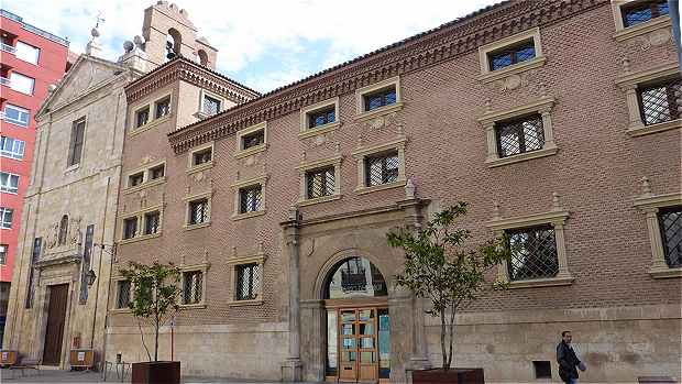 Ayuntamiento (Htel de Ville) de Palencia,  gauche le Couvent Agostinas Canonicas du XVIIme sicle