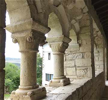 Arcs, colonnes et chapiteaux de la galerie de l'glise d'Eusa