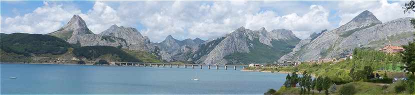 Panorama sur le Lac du barrage de Riano,  droite le nouveau village de Riano