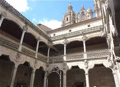 Cour intrieure de la Casa de las Conchas  Salamanque