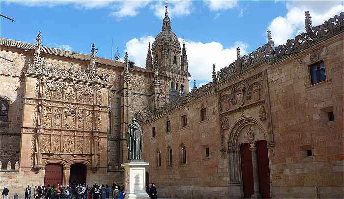 Cour des Escuolas avec la faade principale de l'Universit de Salamanque, la statue de Luis de Leon et l'ancien Hpital de l'Estudio