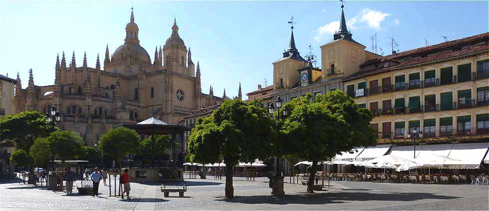 La Plaza Mayor avec  gauche la cathdrale et  droite l'Ayuntamiento