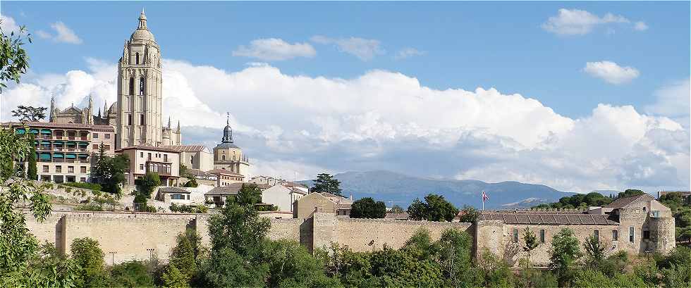 Remparts de Sgovie au pied de la Cathdrale