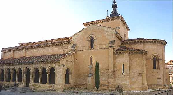 Ct Sud de l'glise San Millan de Sgovie avec le portique