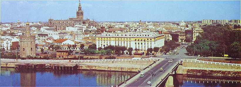 Panorama sur Sville et le Guadalquivir avec  gauche la Torre del Oro, la Cathdrale, la Tour de la Giralda et le pont de San Telmo