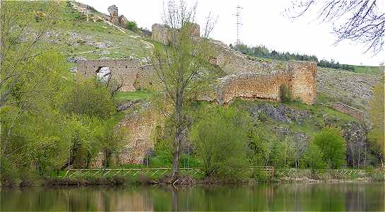 Elments de remparts le long du Duero  Soria