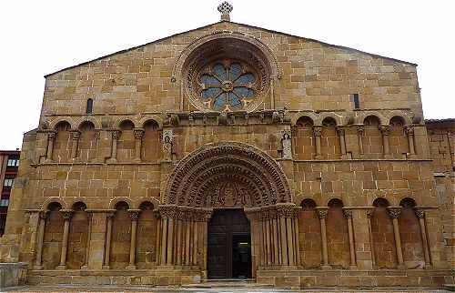 Faade de l'glise Santo Domingo de Soria