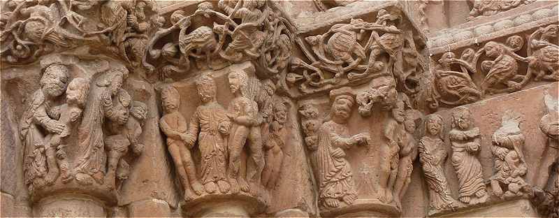 Sculptures des chapiteaux au-dessus des colonnes de la faade de l'glise Romane Santo Domingo de Soria