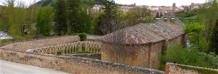 Monastre San Juan de Duero,  l'arrire-plan, en hauteur la ville de Soria