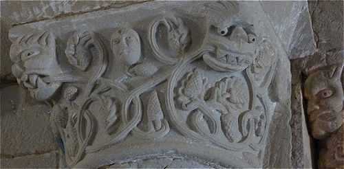 Chapiteau sculpt  l'intrieur de l'glise Santa Maria de Eunate
