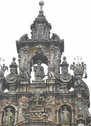 Statues de Saint Jacques, Saint Thodore et Saint Athanase sur la faade de Saint Jacques de Compostelle