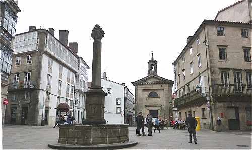 Plaza de Cervantes avec au fond l'glise San Bieito  Saint Jacques de Compostelle