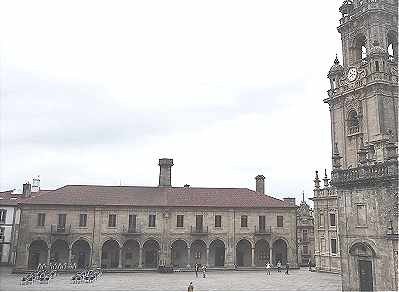 Praza do Quintana à Saint Jacques de Compostelle avec la Canonica à gauche et la cathédrale à droite