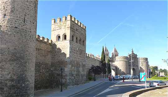 Remparts prs de la Puerta de Bisagra  Tolde