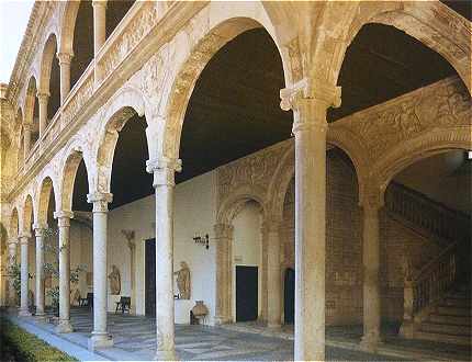 Patio de l'Hpital Santa Cruz de Tolde