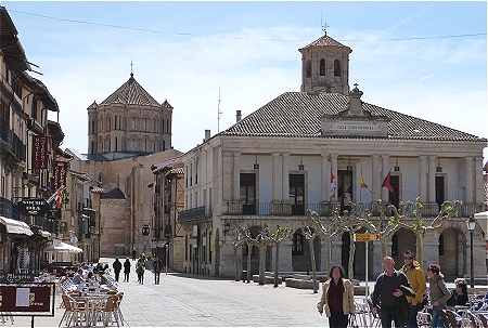 L'Ayuntamiento avec  gauche le Cimborrio de la collgiale dans l'axe de la Calle Mayor
