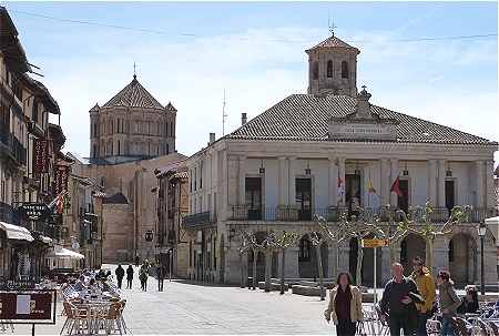 L'Ayuntamiento avec à gauche le Cimborrio de la collégiale dans l'axe de la Calle Mayor