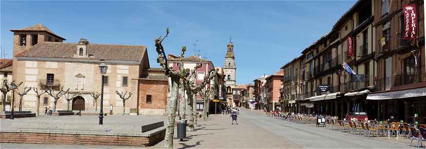 Plaza Mayor et rue principale (Calle Mayor) de Toro, au fond la Puerta del Mercado, sur la gauche le sommet de la tour de Santo Sepulchro