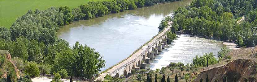 Le Puente Mayor au-dessus du Rio Duero et au pied de la ville Toro