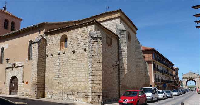 Eglise Santo Tomas Cantuariense, à droite Calle et Puerta de Corredera à Toro