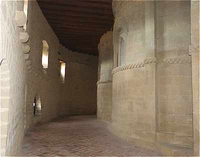 Chemin de ronde autour du chevet Roman de l'glise Santa Maria d'Uju