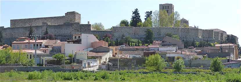 Remparts de Zamora avec  gauche le chteau et  droite la cathdrale San Salvador