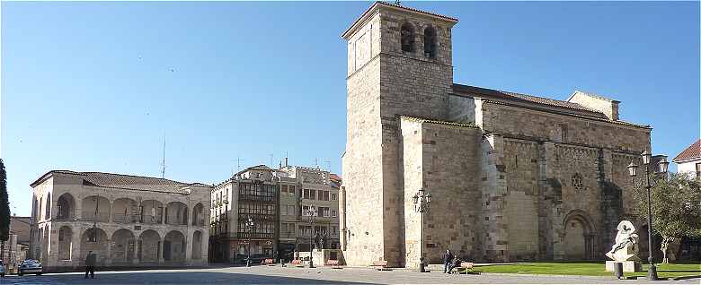 Plaza Major de Zamora avec l'glise San Juan de Puerta Nueva  droite et le Vieil Ayuntamiento  gauche