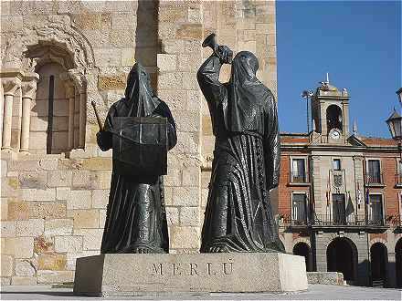 Statue de Merlu devant l'glise San Juan de Puerta Nueva de Zamora