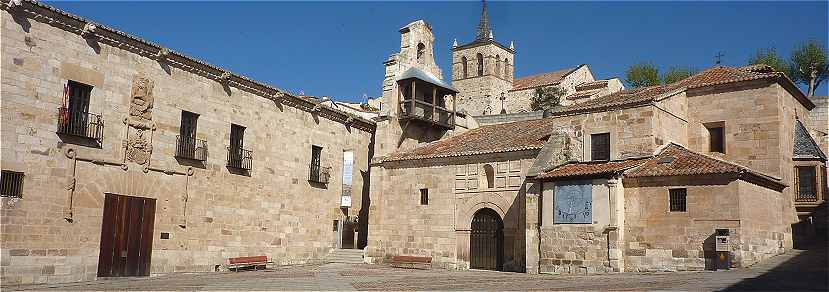 La Plaza Santa Lucia  Zamora avec  droite le Palais de Cordon et au centre l'glise Santa Lucia