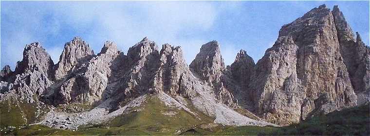 Dolomites: chaine du Pizzes da Cir vue du col Gardena