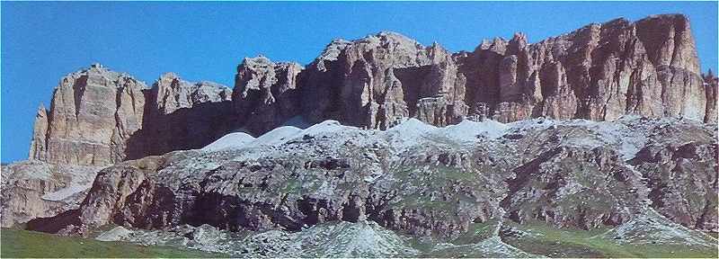 Dolomites: le massif du Sella vue du ctSud,  gauche le Sass Pordo