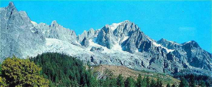 La Dent du Gant et les Grandes Jorasses vues de Plampincieux, prs d'Entrves, au dbut du Val Ferret